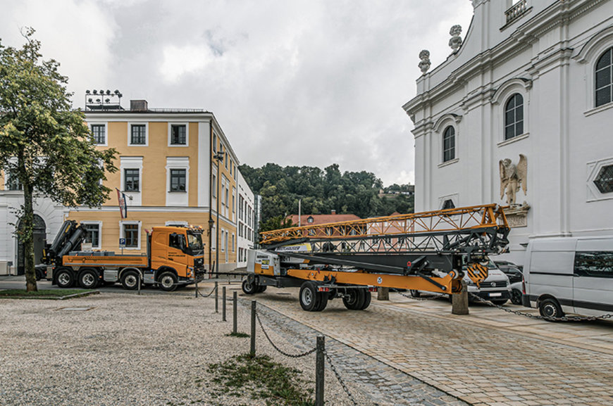 Intervention de la grue à montage rapide L1 de Liebherr sur un sol sacré